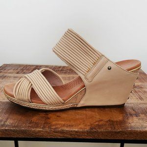 UGG Hilarie Wedge Sandal ~ Buff ~ US 9.5